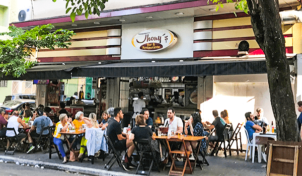  Foto da calçada do Jhony´s com clientes nas mesas, um dos bares da Santa Cecília.
