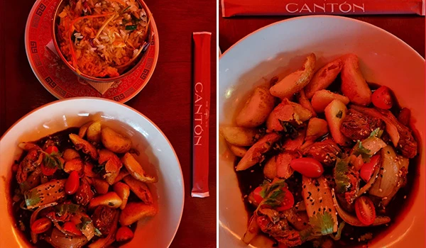 Prato de comida chinesa com molho, legumes e carne, acompanhado de arroz e hash browns, em um ambiente que destaca ingredientes frescos e saborosos.