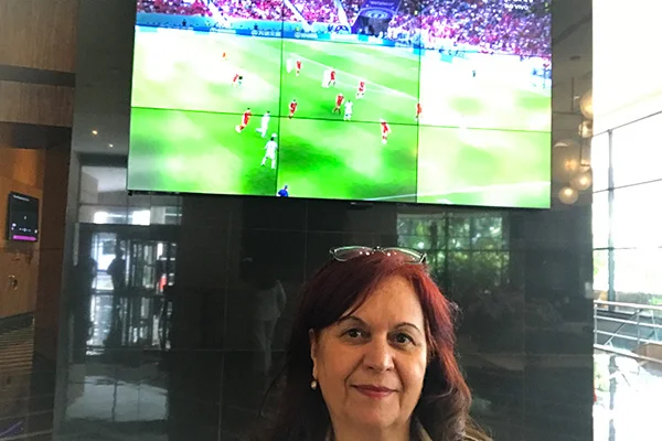 Deusa Rodrigues assistindo um jogo no telão do Hotel Renaissance durante a Copa do Mundo em SP.