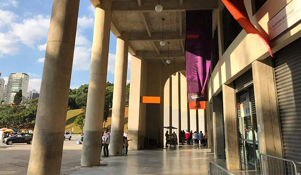 Foto da entrada do Museu do Futebol, com suas pilastras históricas e parte do bairro do Pacaembu.