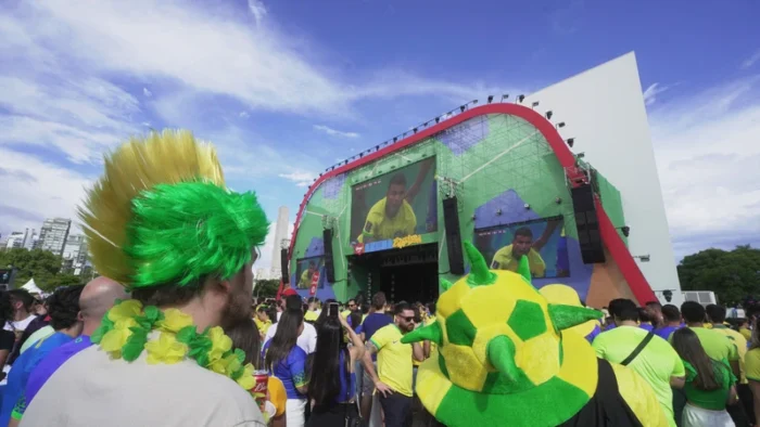 Foto de um torcedor do Brasil observando o telão do Parque Ibirapuera. Copa do Mundo em SP.