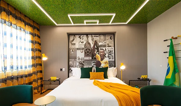 Foto de um apartamento temático sobre a Copa do Mundo para assistir aos jogos em SP.