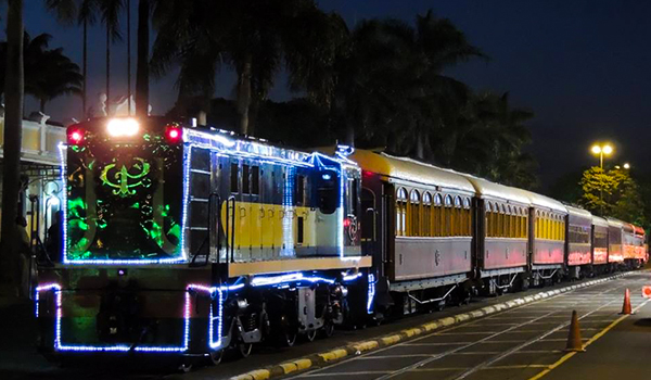 Trem Trenzinho Natalino Maria Fumaça Com Musica E Led D Luxo