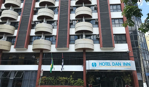 Fachada do Hotel Dan Inn em Guarulhos, com detalhes arquitetônicos e decoração externa, ideal para hospedagens na cidade.