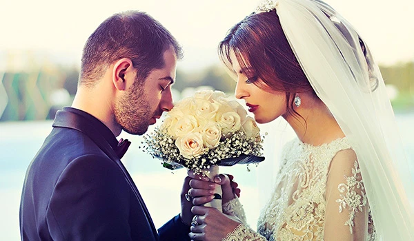 Casal de noivos trocando olhares emocionados em foto de casamento, com vestido de noiva e terno do noivo, simbolizando amor e união. Mini Wedding em São Paulo.