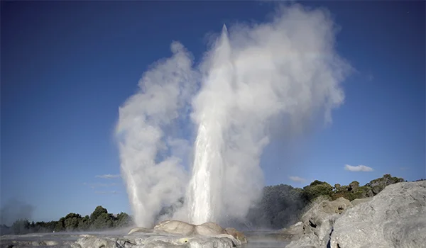 Foto de geisers com jatos de água saindo da terra em Rotorua na Ilha do Norte da Nova Zelândia.