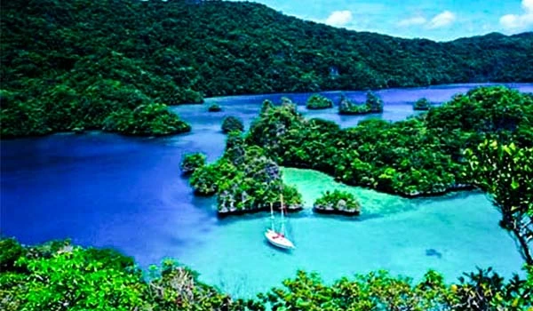 Imagem de uma bela paisagem com águas cristalinas e várias ilhas verdes rodeadas por uma floresta densa, Fiji, ideal para turismo e contato com a natureza.