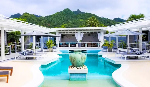 Foto de um bonito hotel onde se observa a área da piscina com cadeiras de praia e boa estrutura durante a Viagem para as Ilhas Cook.