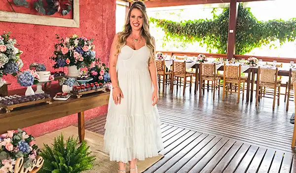 Mulher sorridente vestida de noiva em ambiente ao ar livre, ou eventos sociais ao ar livre para realização de um Mini Wedding em São Paulo.