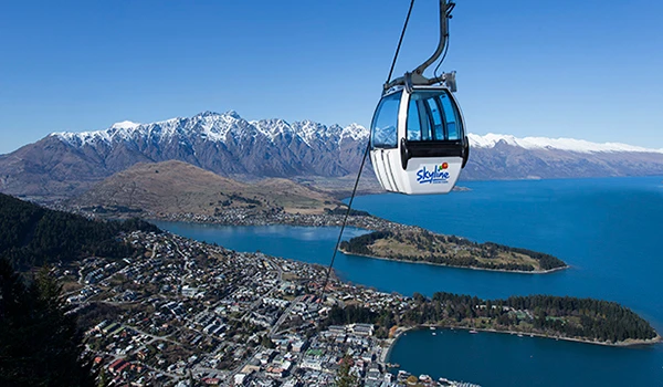Teleférico em Queenstown New Zealand oferecendo vista panorâmica do Lago Wakatipu e das montanhas ao redor. Rota de Viagem para a Oceania.