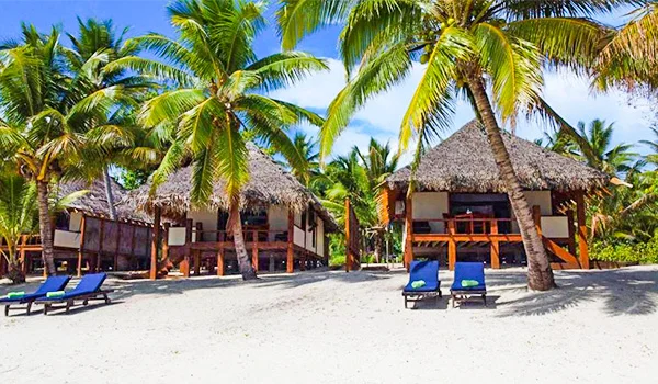 Bonita foto de três chalés de uma hotel na praia da Viagem para as Ilhas Cook