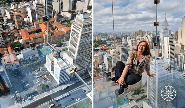 2 fotos composta da atração do Mirante Sampa Sky onde se observar através do vidro diversos prédios de São Paulo, com Deusa Rodrigues sentada sob a vidraça.