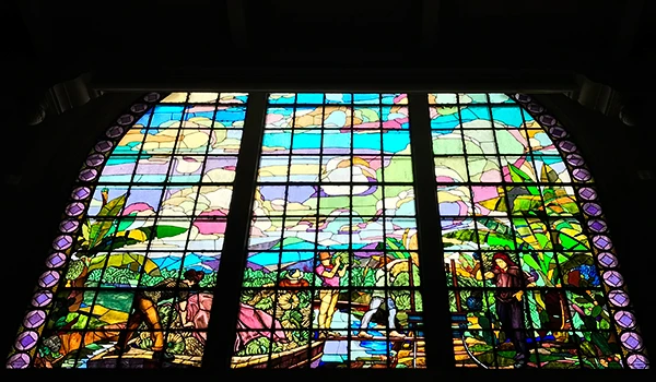 Vitral colorido do Mercadão de SP, com detalhes de um cenário colorido de lavoura do interior. 