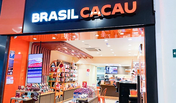 Imagem da loja Brasil Cacau, exibindo produtos de chocolate em um ambiente moderno e atraente, perfeita para amantes de chocolate.
