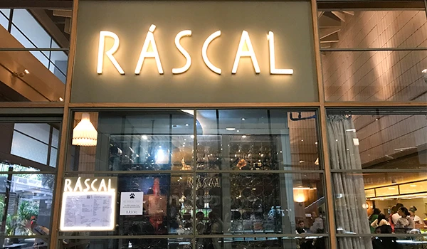 Imagem da fachada do restaurante Ráscal, em um ambiente moderno e aconchegante, ideal para apreciar pratos deliciosos.