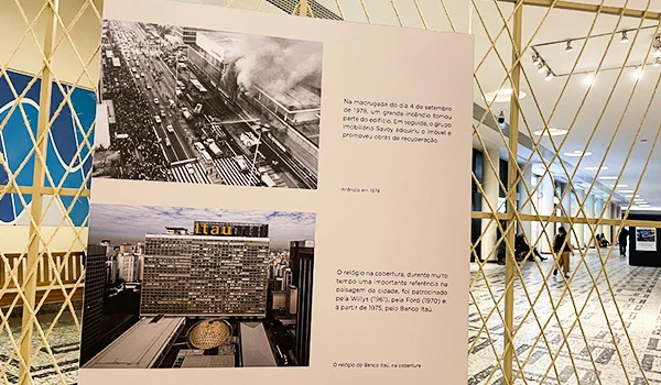 Exposição com imagens históricas que mostram São Paulo e o Conjunto Nacional do alto.