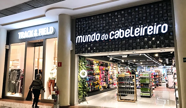 Imagem da fachada da loja Mundo do Cabeleireiro, destacando a variedade de produtos de beleza e cuidados com os cabelos, situada no Conjunto Nacional.