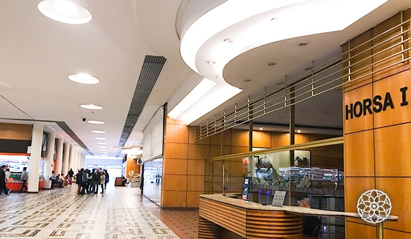 Interior do espaço Horsa I com iluminação moderna, ideal para eventos, exibições e encontros sociais, destacando o design contemporâneo.