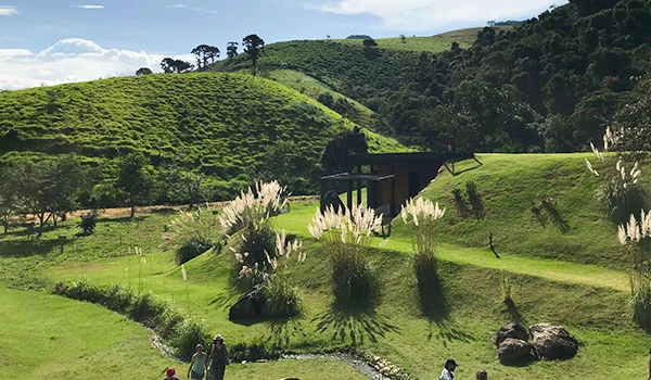 Foto das montanhas de São Bento do Sapucaí, com belo jardim de grama verde na Vinícola Villa Santa Maria Brandina.