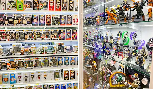 Vitrine com coleção de figuras Funko Pop e outros bonecos de personagens de animações, filmes e séries, organizada em prateleiras e expositores de vidro.