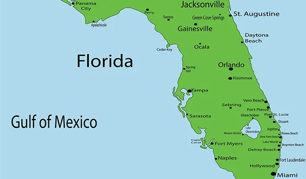 Foto do mapa da Flórida onde aparece em destaque as cidades de Orlando, Miami e outras.