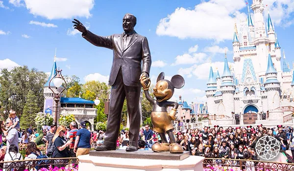Foto de Walt Disney e Mickey Mouse na entrada do parque em Orlando.
