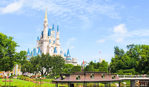 Foto famosa do castelo do Walt Disney World na entrada do parque em Orlando.