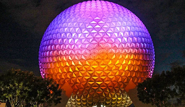 Foto do famoso globo colorido do Epcot em Orlando.