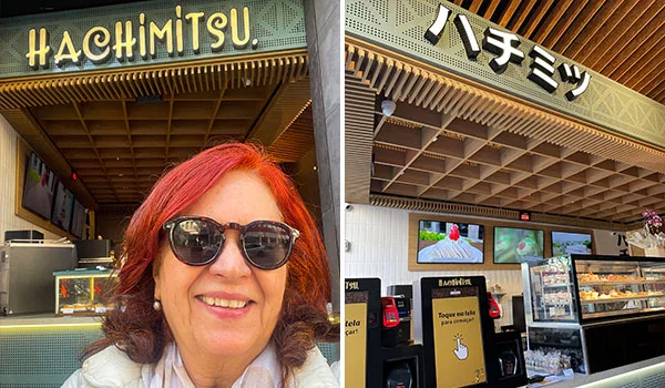 Montagem com duas fotos da confeitaria Hachimitsu. À esquerda, uma mulher de cabelos ruivos, usando óculos escuros, sorri para a câmera em frente à entrada da loja. À direita, o interior da confeitaria, com balcões de doces, telas exibindo produtos e a fachada decorada com o nome “HACHIMITSU!” e caracteres japoneses.