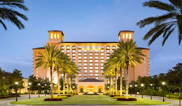 Foto no pôr do sol do luxuoso The Ritz-Carlton Orlando, um hotel de alto estilo e luxuoso.