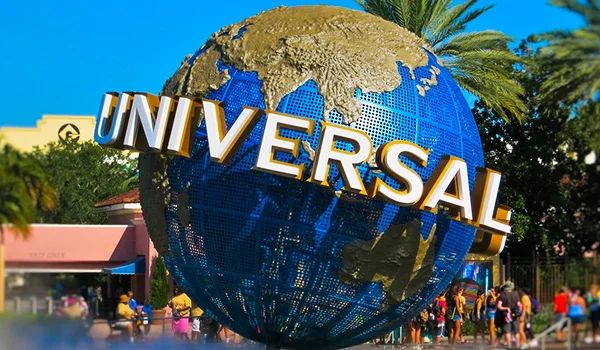 Foto do famoso globo terrestre com o logo do Parque Universal em Orlando.