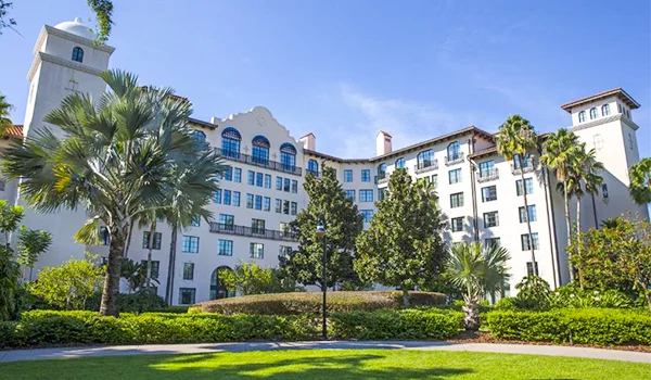 Foto do prédio do Universal´s Hard Rock Hotel, com estilo tradicional, com jardim a frente.