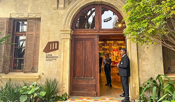 Foto da entrada da Casa Bradesco, que faz parte da área cultural da Cidade Matarazzo em um dos Hotéis de luxo em São Paulo.