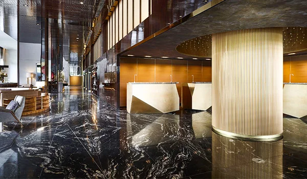 Foto do lobby do Hotel Marriott São Paulo, elegante com piso em mármore preto mesclado de branco, e decoração contemporânea.