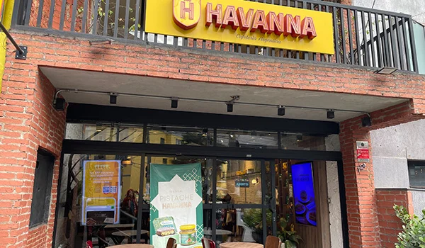 Foto do Havana Café , uma das atrações da Praça Vilaboim com mesas para fora.