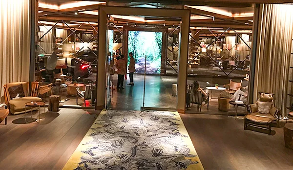 Foto da área interna do Hotel Rosewood em SP onde se observa o lobby com móveis e clientes decorados com elegância. Hotéis de luxo em São Paulo.