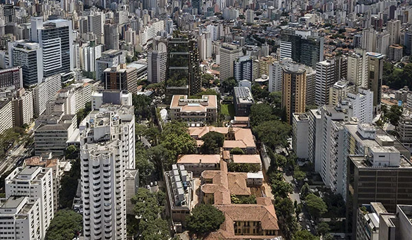 Foto áerea da Cidade Matarazzo onde aparece os prédios de São Paulo, e no centro a construção histórica onde hoje está o Hotel Rosewood. Hotéis de luxo em São Paulo.