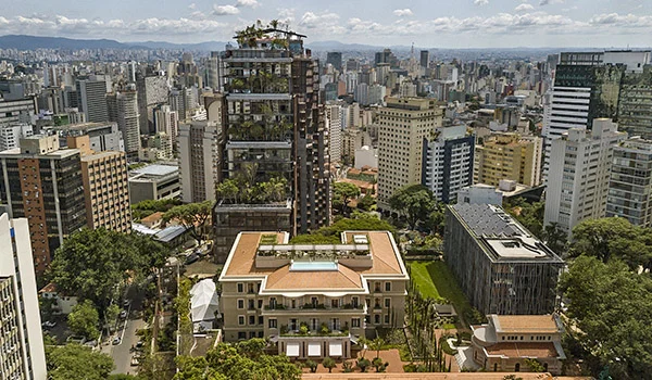 Foto áerea da Cidade Matarazzo onde aparece os prédios de São Paulo, e no centro a construção histórica onde hoje está o Hotel Rosewood, um dos hotéis mais caros de SP. Hotéis de luxo em São Paulo.