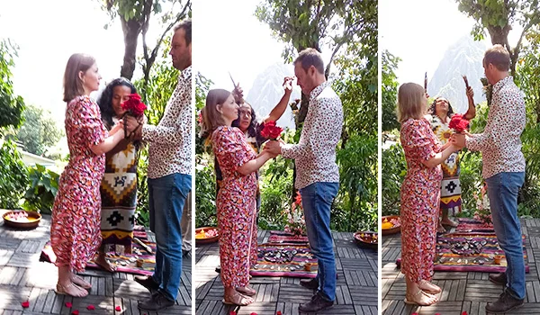 Sequência de três fotos de uma cerimônia ao ar livre. Um casal está diante de uma mulher que segura um buquê de rosas vermelhas. O homem veste camisa estampada e calça jeans, enquanto a mulher usa um vestido vermelho estampado. Ao fundo, há árvores, vegetação e montanhas parcialmente visíveis. Durante a cerimônia, os participantes interagem e fazem gestos em direção ao casal.
