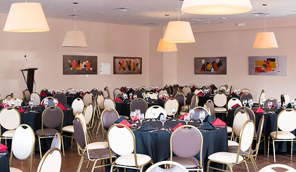 Foto de salão de festas do Hotel Vila Galé Rio de Janeiro com mesas e cadeiras, decorados com toalhas e guardanapos para festa.