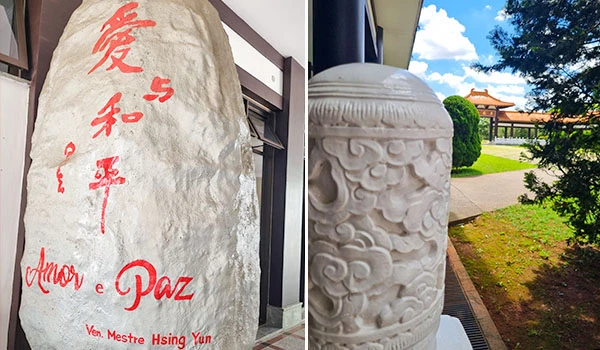 Imagem de duas pedras com inscrições e desenhos, representando elementos de paz e amor na cultura oriental, com cenário ao ar livre e natureza ao fundo.