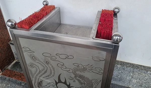 Vela de incenso em suporte de metal decorativo com dragão e nuvens, ideal para ambientes de meditação ou rituais espirituais.