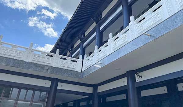 Imagem de uma casa moderna com varanda, detalhes de arquitetura em branco e preto, céu azul com nuvens ao fundo, destacando o design arquitetônico de alta qualidade no Templo Zu Lai.