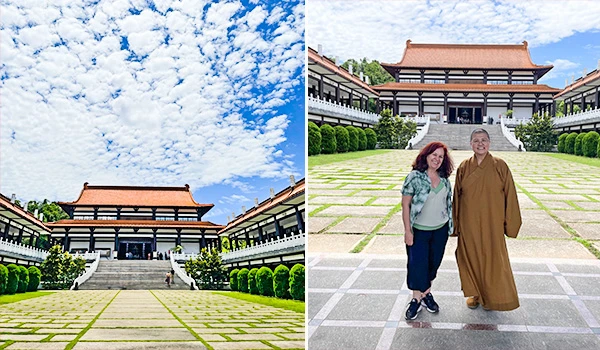 Imagem de um templo com arquitetura tradicional asiática, cercado por um jardim bem cuidado, com um céu parcialmente nublado ao fundo. Ao lado, uma mulher e um monge sorrindo na frente do templo, evidenciando a cultura e o turismo religioso na Ásia.