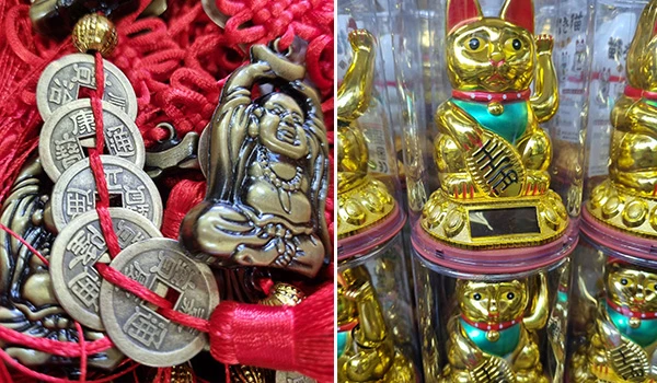 Imagem de objetos de feng shui, incluindo moedas antigas e uma figura de Buda, além de uma coleção de gatinhos de sorte dourados, simbolizando sorte e prosperidade.