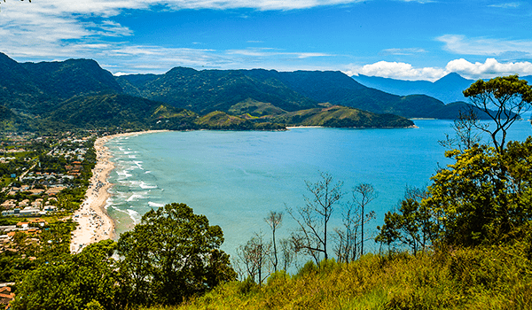 Foto que mostra a praia e os morros da Serra do Mar, vistas da estrada do mapa das praias de São Sebastião