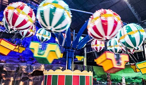 Imagem de um parque de diversões com balões coloridos girando em um carrossel, proporcionando uma diversão emocionante para todas as idades.