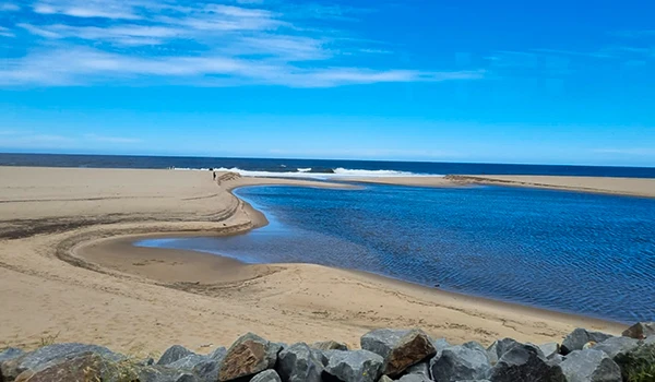 Cenário de praia com mar, areia e céu azul, ideal para relaxar e apreciar a natureza.  José Ignacio paradores e restaurantes.