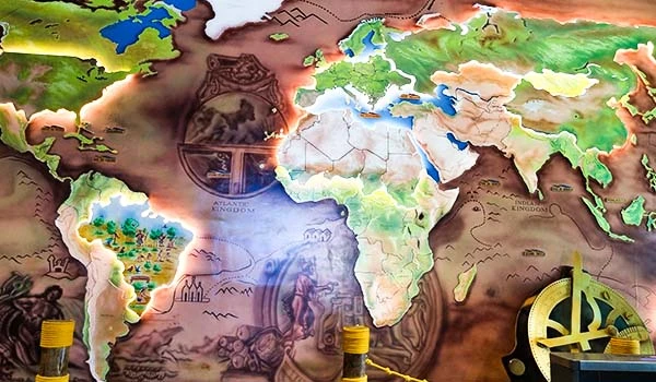 Mapa-múndi artístico destacando diferentes regiões do planeta, ideal para estudos geográficos e decoração. Atrações do Animália Park.