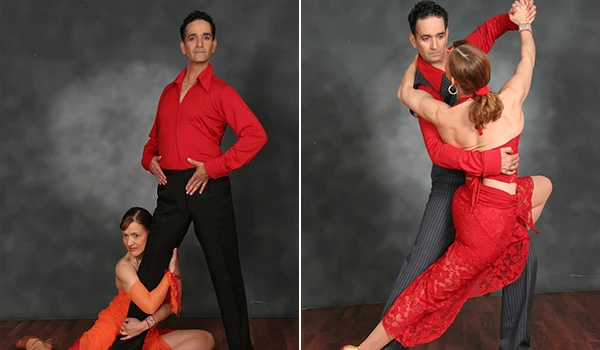 Homem e mulher dançando tango com expressão de concentração, vestindo roupas vermelhas e pretas, em fundo cinza, demonstrando paixão pela dança. shows de Tango de Buenos Aires.
